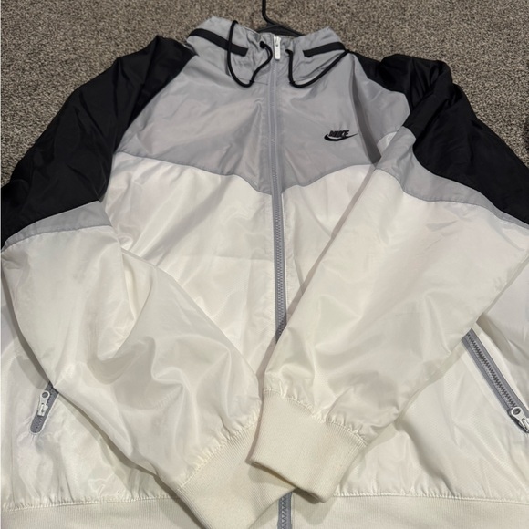 Nike Men's Black and White Windbreaker - Picture 3 of 7